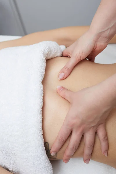 Vrouwelijke genieten van ontspannen buik en benen Massage In cosmetologie Spa Center — Stockfoto