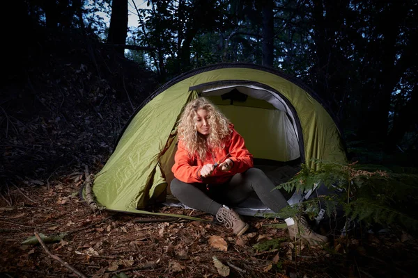 Hayatta bıçak kullanarak çadır kamp kadında