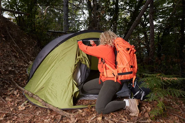 Hayatta bıçak kullanarak çadır kamp kadında