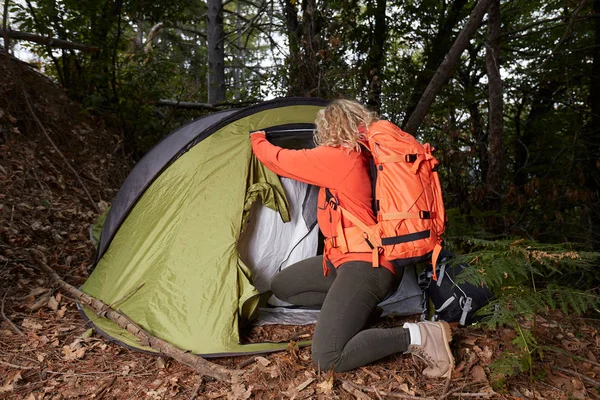 Hayatta bıçak kullanarak çadır kamp kadında
