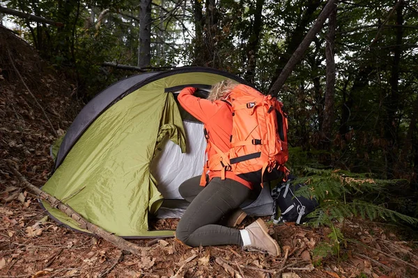 Hayatta bıçak kullanarak çadır kamp kadında