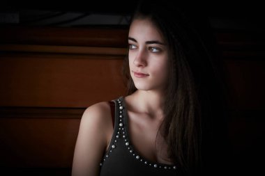 Ciddi bir genç bayan closeup portresi 