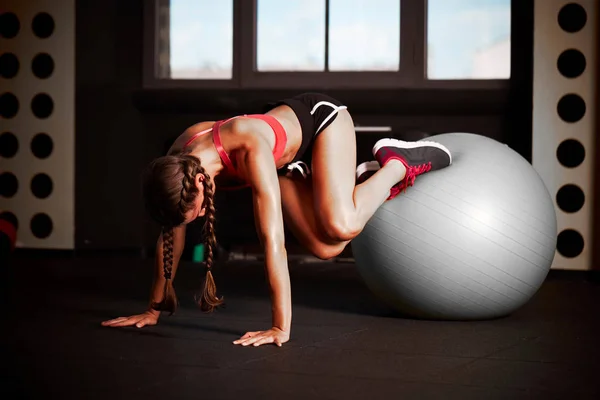 Femeie atletic frumos care lucrează în sala de gimnastică — Fotografie, imagine de stoc