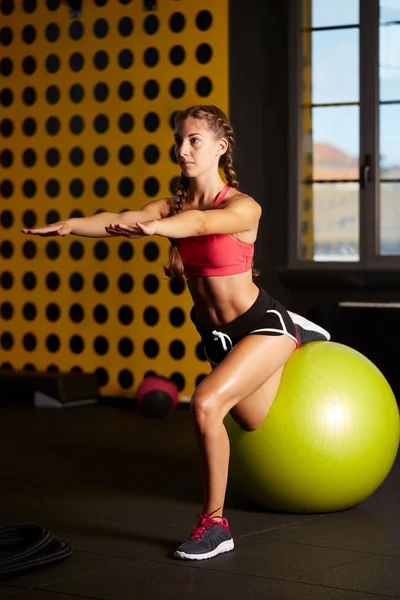 Schöne athletische Frau arbeitet im Fitnessstudio — Stockfoto