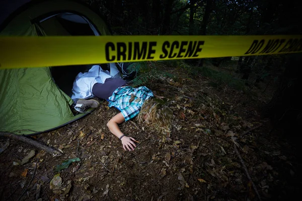 Mujer joven yaciendo muerta en un bosque después de violación —  Fotos de Stock