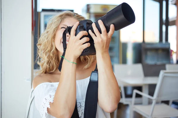 Young woman tourist with camera in her hands — Stock Photo, Image