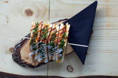 Club sandviç ahşap plaka üzerinde