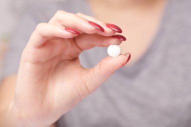 bir kadın gösteren hap yakın çekim