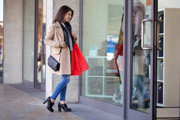 Jeune Femme Dans Centre Commercial Extérieur — Photo