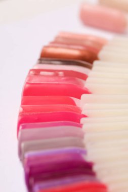 yeniden inşası için renkli çivi