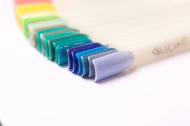 yeniden inşası için renkli çivi