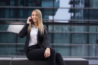 güzel iş kadını için mobil konuşuyor