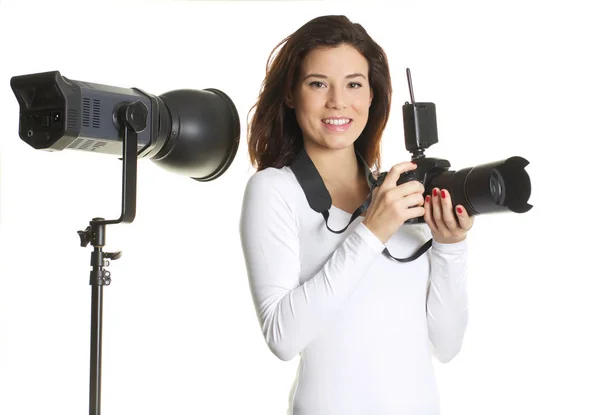 美丽的女摄影师工作室摄影设备 — 图库照片
