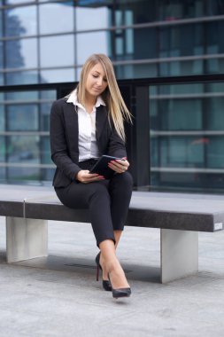 Genç işkadını dijital tablet ile çalışma