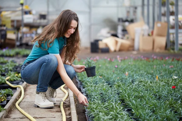 Bahçe deposunda çalışan kadın