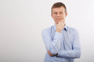 Yetişkin işadamı duvar arka planda poz