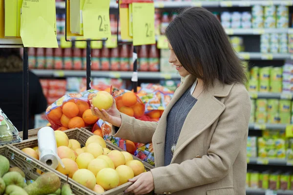 Jovem Morena Comprar Frutas Legumes Supermercado — Fotografia de Stock