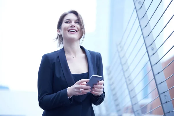 Bella Donna Affari Che Parla Con Cellulare Ambiente Urbano — Foto Stock