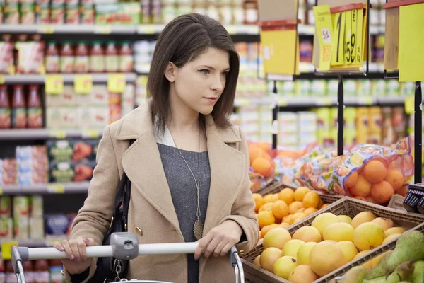 Mulher Fazendo Compras Supermercado — Fotografia de Stock