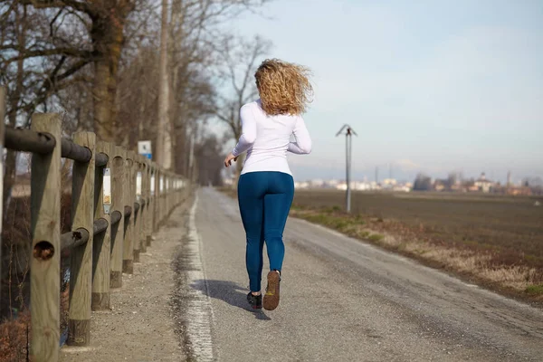 秋冬で走っている若い女性 — ストック写真