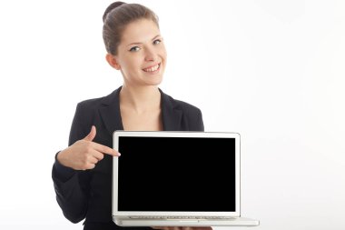 Dizüstü bilgisayar üzerinde çalışan genç iş kadını