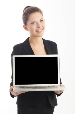 Dizüstü bilgisayar üzerinde çalışan genç iş kadını