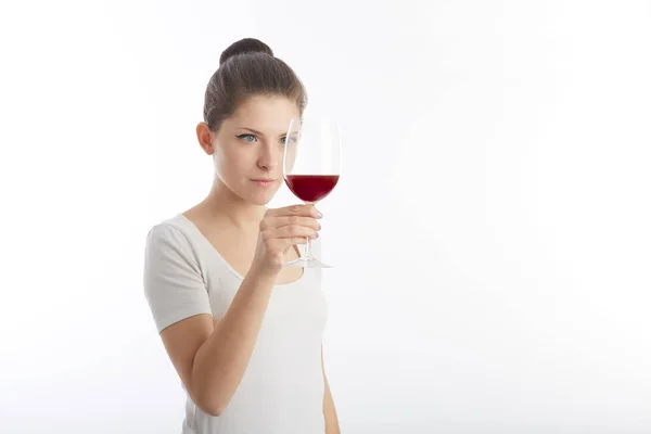 年轻女子拿着喝一杯红酒 — 图库照片