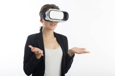 sanal gerçeklik arabirimini kullanarak genç iş kadını