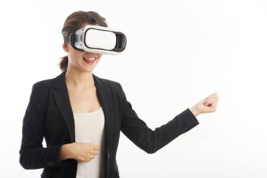 sanal gerçeklik arabirimini kullanarak genç iş kadını