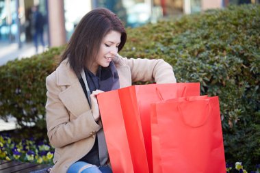 Genç Moda ayakta alışveriş çantası ile tezgah 
