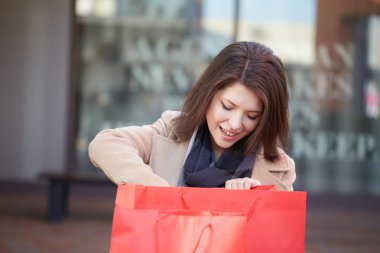 Genç Moda ayakta alışveriş çantası ile tezgah 