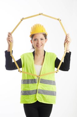 Oluşturucu işçi kadınla şerit metre