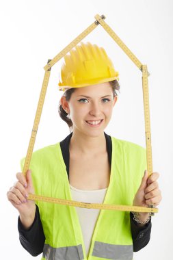 Oluşturucu işçi kadınla şerit metre