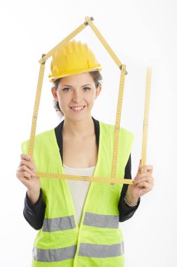 Oluşturucu işçi kadınla şerit metre