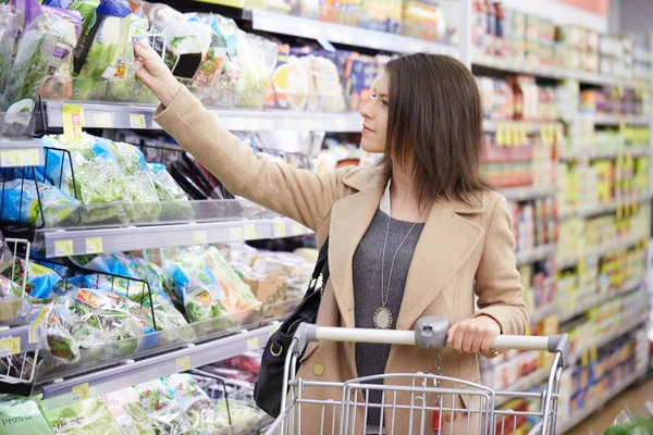Mladá Žena Koupit Ovoce Zeleniny Supermarketu — Stock fotografie