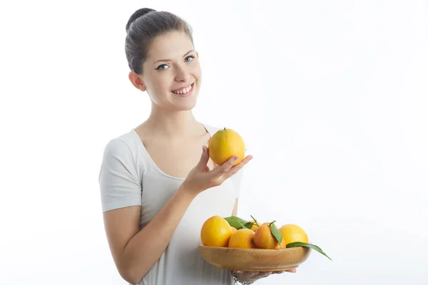Młoda Kobieta Trzymając Pomarańczowe Owoce — Zdjęcie stockowe