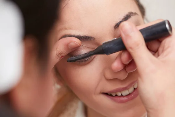 Professionell Maskör Tillämpa Mascara Kvinnans Ögonfransar — Stockfoto