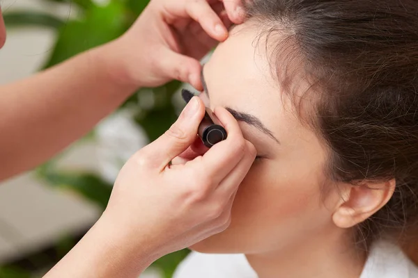 专业化妆师涂睫毛膏在女性睫毛上的应用 — 图库照片