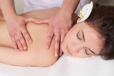 Erkek kozmetik Spa Center'da sırt masajı rahatlatıcı zevk