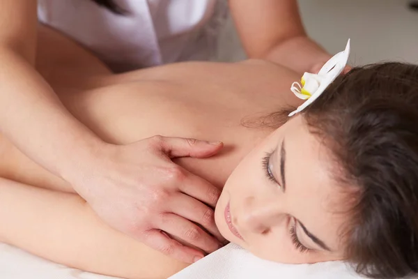 Feminino Desfrutando Relaxante Massagem Nas Costas Cosmetology Spa Center — Fotografia de Stock