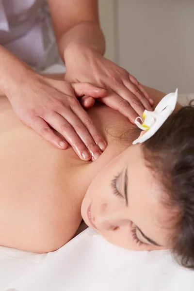 Femenino Disfrutando Relajante Masaje Espalda Cosmetología Spa Center — Foto de Stock