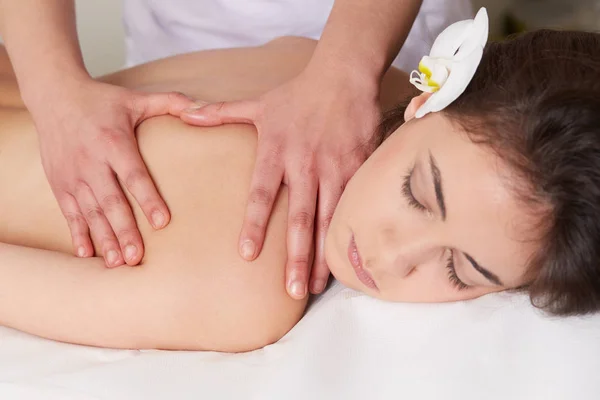 Femenino Disfrutando Relajante Masaje Espalda Cosmetología Spa Center — Foto de Stock