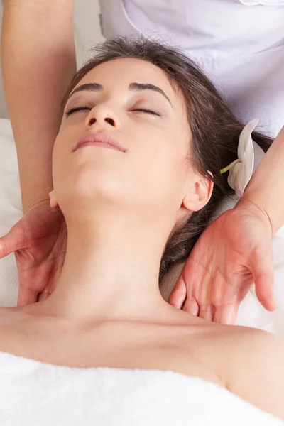 Feminino Desfrutando Relaxante Rosto Massagem Cosmetologia Spa Center — Fotografia de Stock