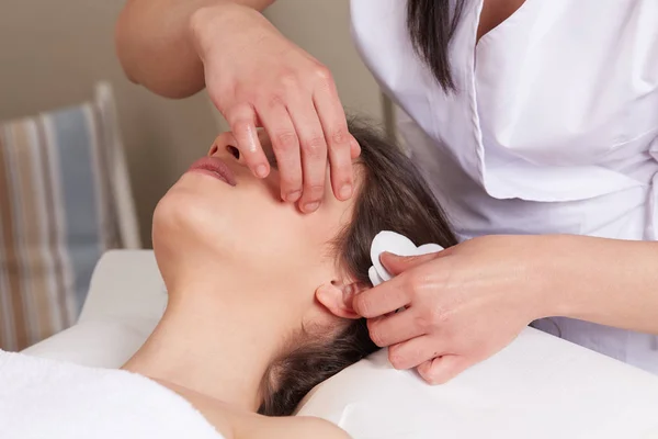 Vrouwelijke Genieten Van Ontspannen Gezicht Massage Cosmetologie Spa Center — Stockfoto