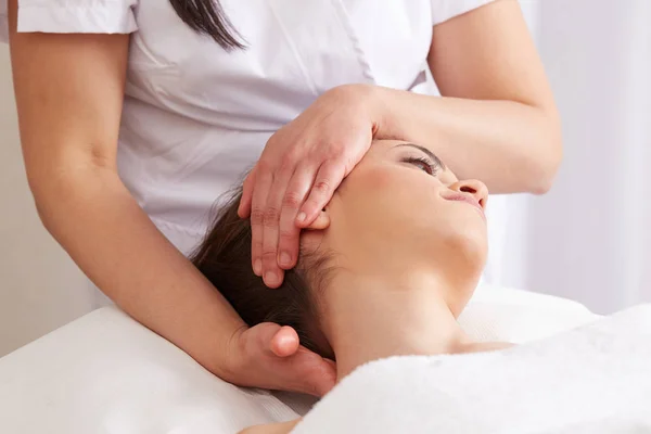 Feminino Desfrutando Relaxante Rosto Massagem Cosmetologia Spa Center — Fotografia de Stock