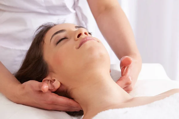 Ženská Tvář Těší Relaxační Masáž Kosmetologii Spa Centrum — Stock fotografie