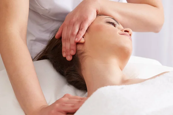 Ženská Tvář Těší Relaxační Masáž Kosmetologii Spa Centrum — Stock fotografie