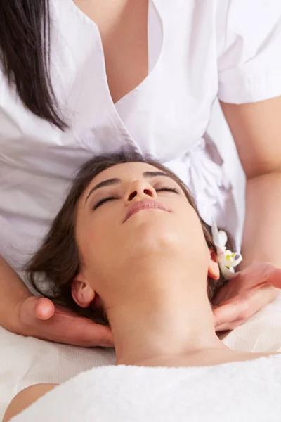 Feminino Desfrutando Relaxante Rosto Massagem Cosmetologia Spa Center — Fotografia de Stock