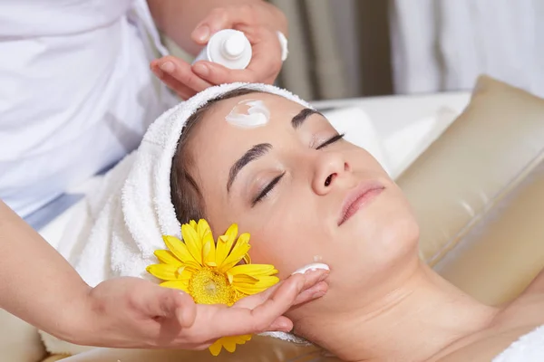 Masaje Facial Relajante Para Mujeres Centro Spa Cosmetología —  Fotos de Stock
