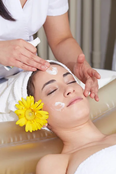 Feminino Desfrutando Relaxante Rosto Massagem Cosmetologia Spa Center — Fotografia de Stock